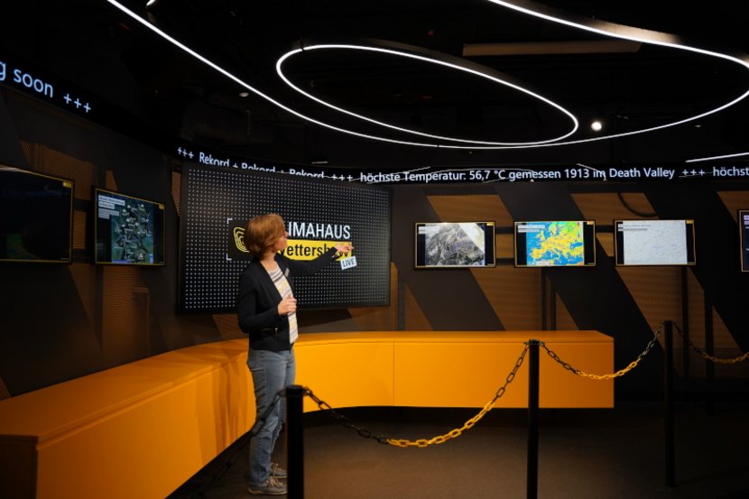 Gebogenene XXL-Laufschrift in Bremerhaven Gebogenene XXL-Laufschrift in Bremerhaven